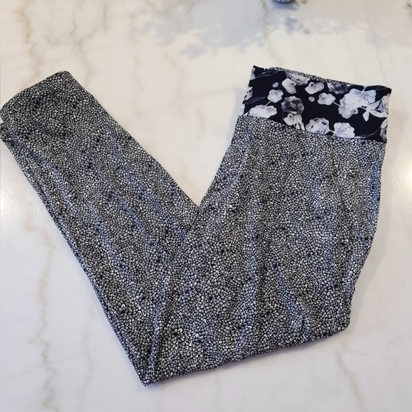 Lululemon on the Fly Pant Size 6 - Picture 8 of 9